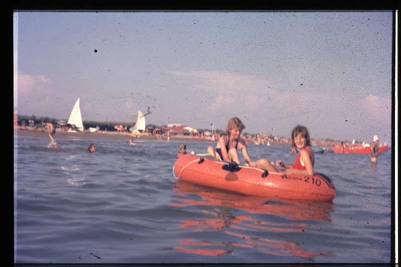 32.Bibione jul 1975 Brigitte,Marion.JPG